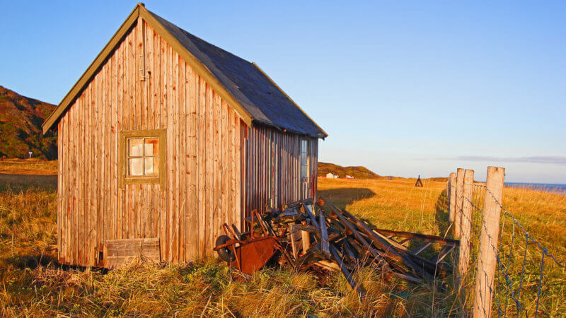 An abandoned hut on the edge of the Barents Sea in Grense Jakobselv.